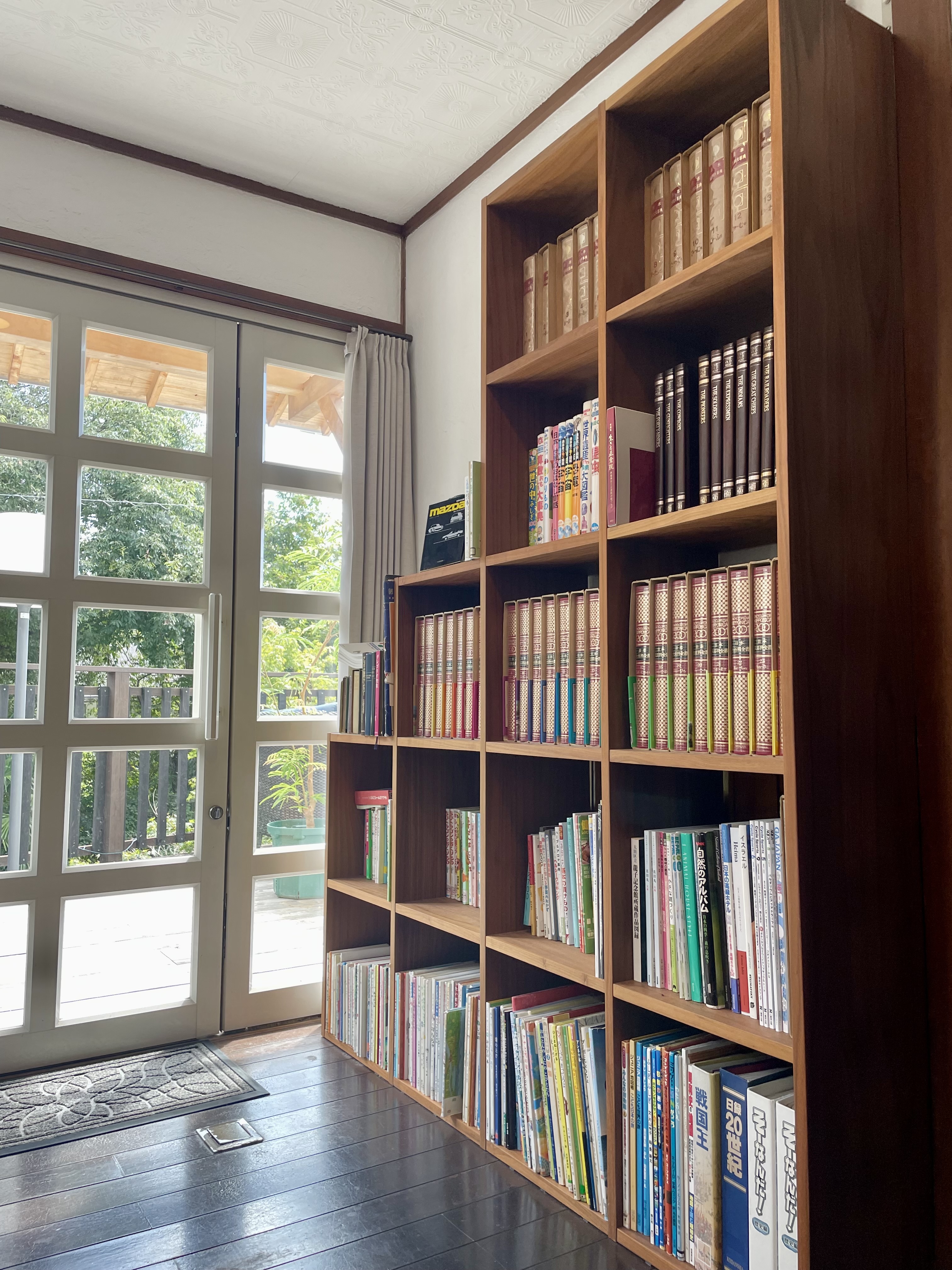 デッキにつながる勝手口脇の書架