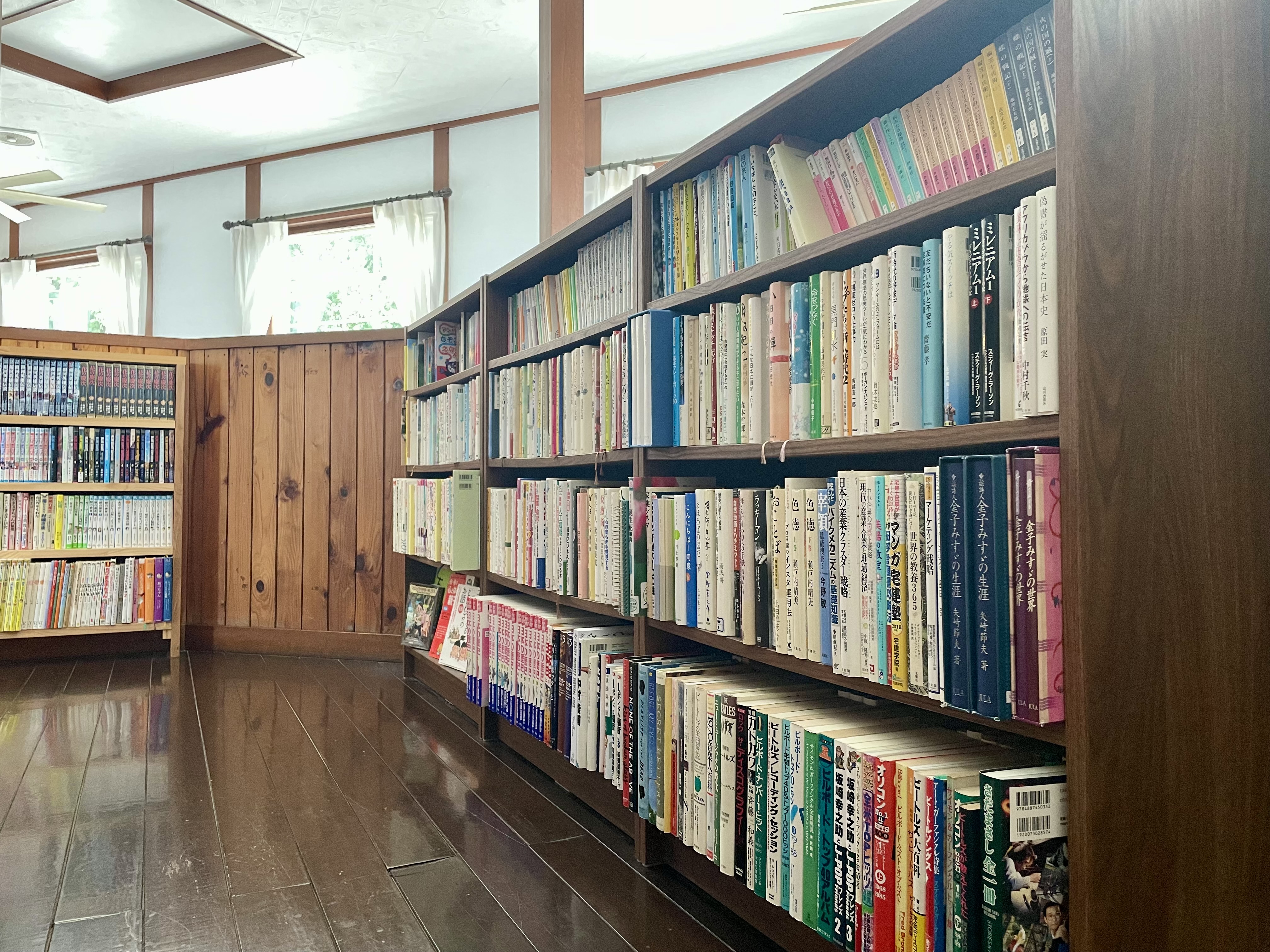 ホールの壁一面の書架